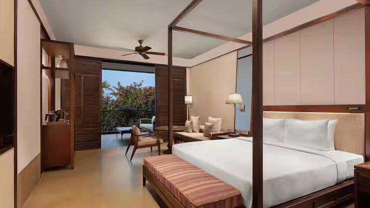 King Superior Room Tropical View with Balcony